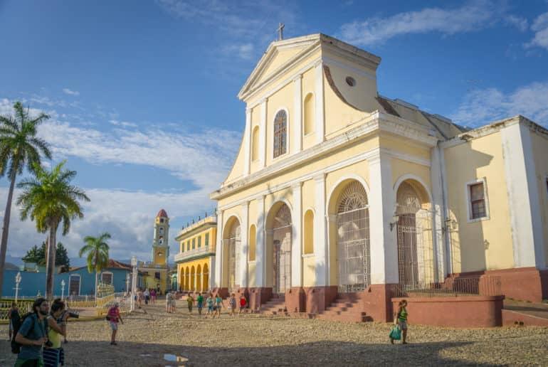En el casco antiguo de Trinidad en Cuba hay una iglesia amarillo-blanca.