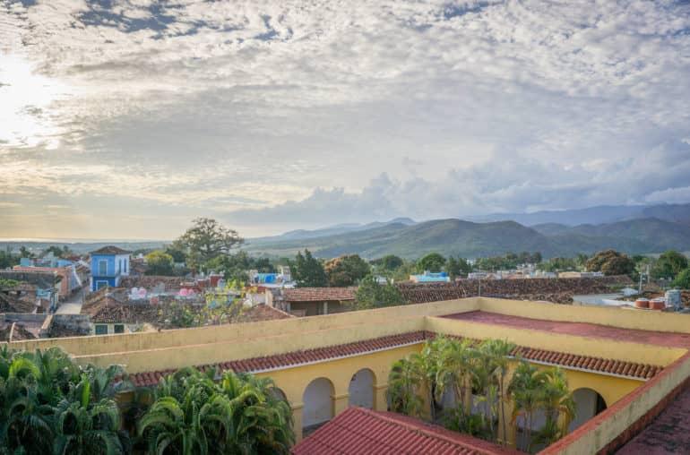 La vista desde el campanario de la iglesia Convento de San Francisco de Asis en Trinidad hacia los techos del casco antiguo y el paisaje montañoso de Cuba.