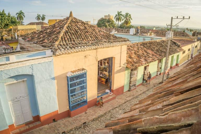 Si miras desde los techos hacia las calles de Trinidad, verás fachadas de casas coloridas.