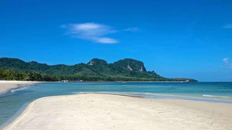 Playa de arena blanca, agua cristalina y cielo despejado en Sivalai Beach en Koh Mook, Tailandia, invitan a quedarse.
