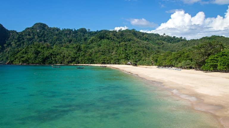 En el suroeste de Koh Mook, se encuentra la bahía Haad Farang, cuya playa de ensueño, rodeada de vegetación exuberante, atrae pequeñas embarcaciones.