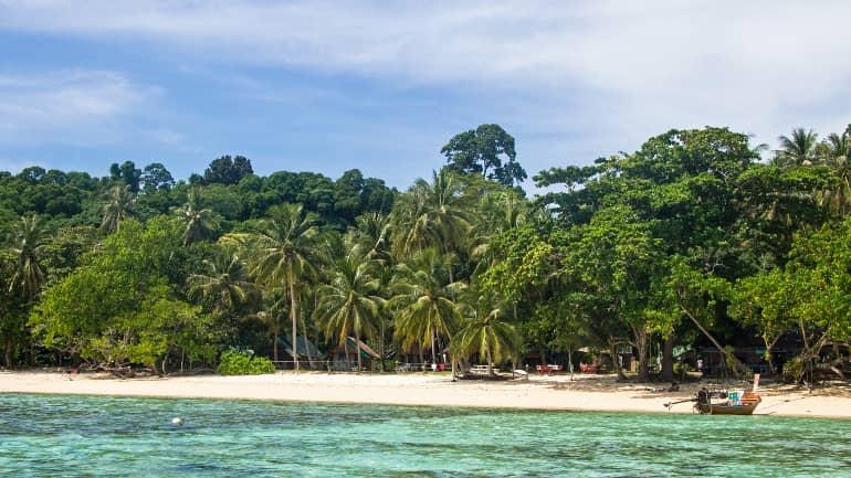 La vista paradisíaca desde el agua hacia Sunset Beach de Koh Kradan, Tailandia, deja entrever que los visitantes aquí encuentran paz y relajación.