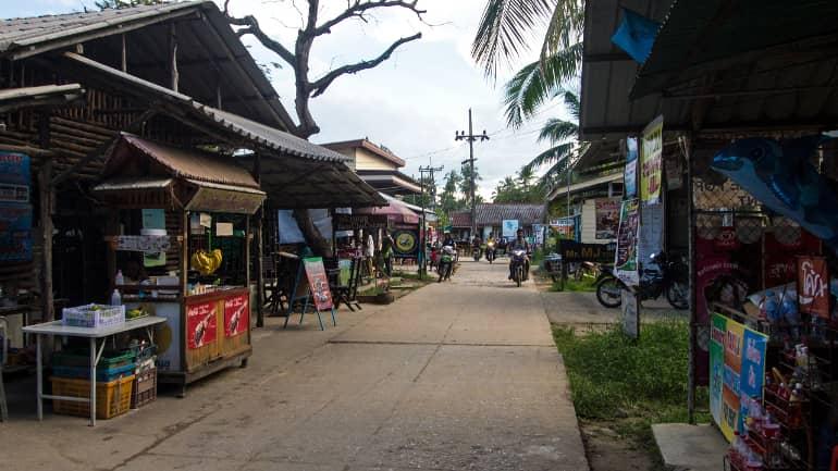 En una pequeña calle del pueblo de Koh Mook hay muchas pequeñas tiendas y restaurantes, donde la mayoría de los locales se desplazan en scooters y motos.