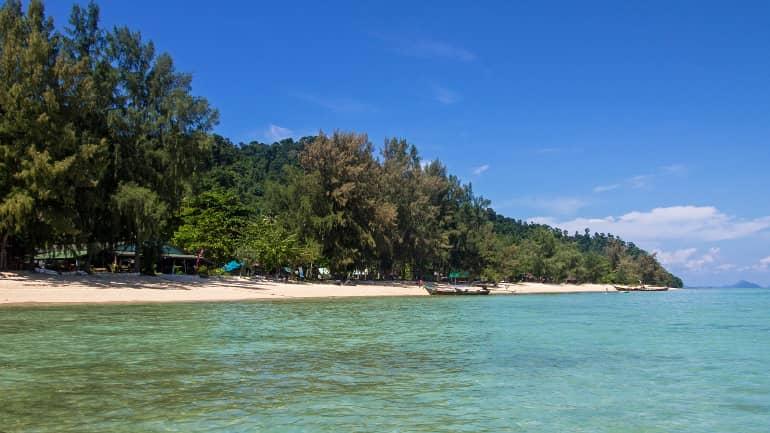 En la hermosa playa de Koh Ngai se puede relajarse bajo los árboles o ir a hacer snorkel.