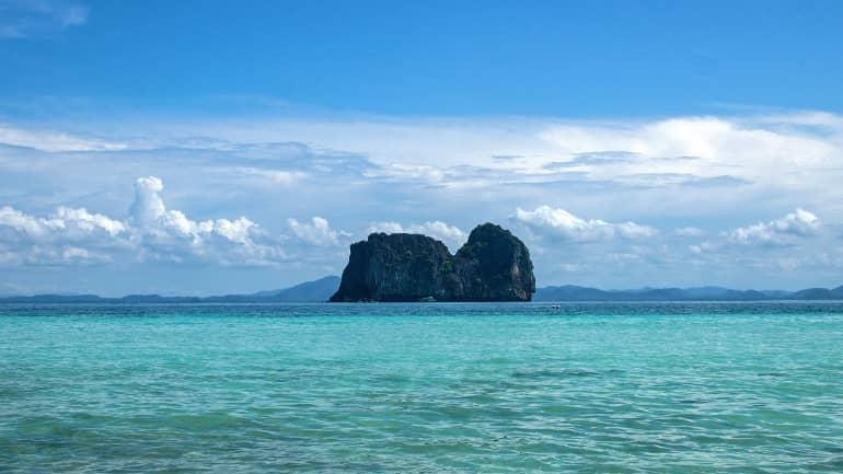 Desde Koh Ngai se ve la pequeña isla Koh Ma, que parece como si una roca estuviera en medio del mar.