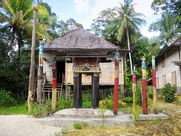 Las tumbas en Sandung están decoradas con troncos de colores en Borneo/Kalimantan.