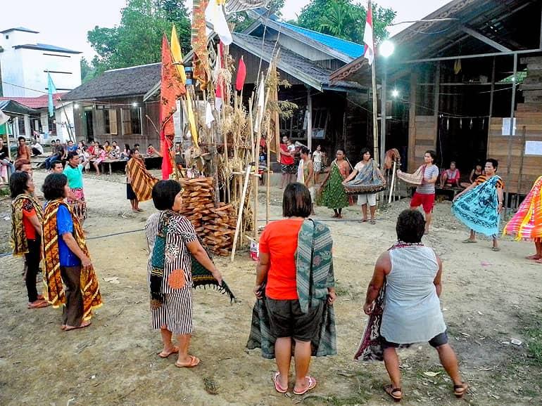 Los locales realizan un baile en un Tiwah en Borneo.