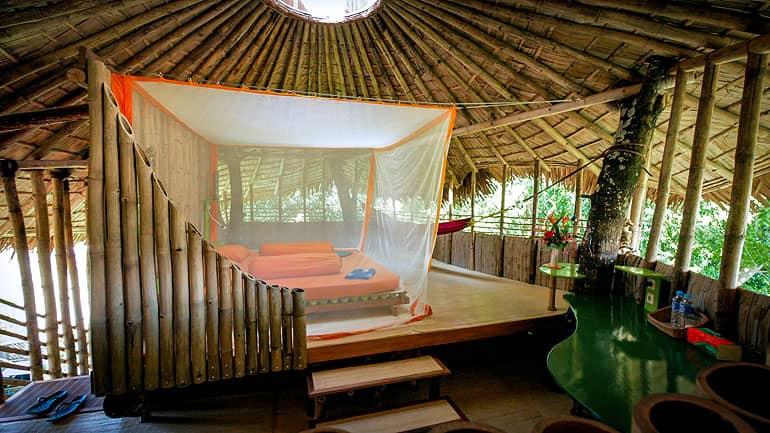 Un consejo de viaje para Borneo es el Bukit Raya Guesthouse con su cama enmarcada en bambú.