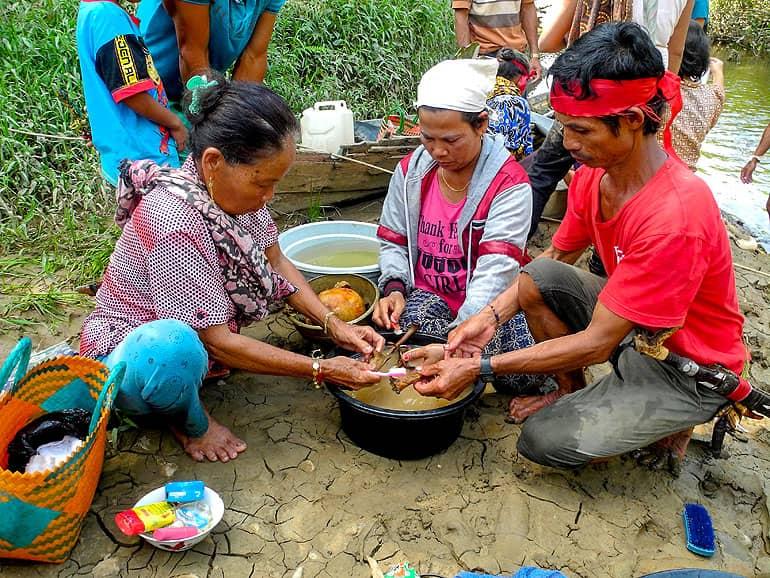En Tiwah, Kalimantan, los locales limpian los restos de un difunto durante una ceremonia.