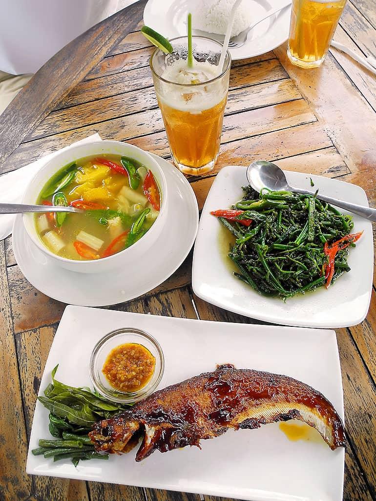 En una mesa en el Tjilik Riwut Resto se presentan platos típicos del país como sopa de rattan, verduras Bajei y pescado Lais frito.