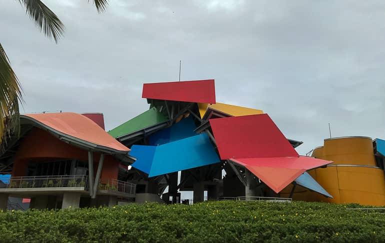 Un colorido paisaje de techos adorna el museo de ciencias 'Biomuseo' en la ciudad de Panamá, América.