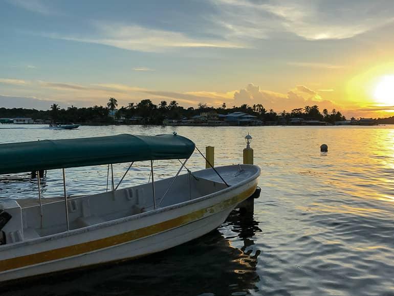 Un taxi acuático navega en las aguas de la ciudad de Panamá con vista a Bocas del Toro al atardecer.