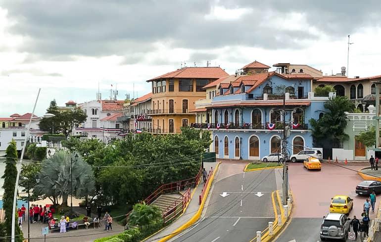 Coloridos edificios coloniales adornan las calles del casco antiguo de la ciudad de Panamá en San Felipe.