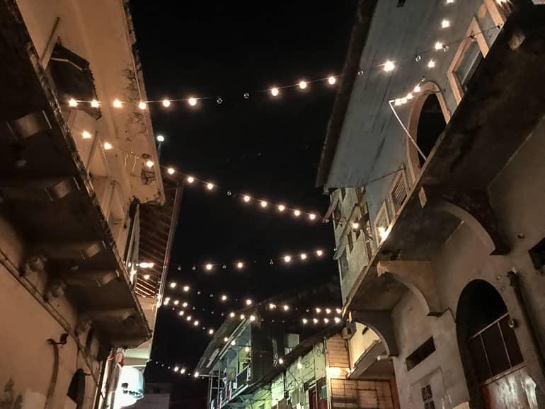 Cadenas de luces entre las fachadas de las casas iluminan por la noche las calles del casco antiguo de la ciudad de Panamá.