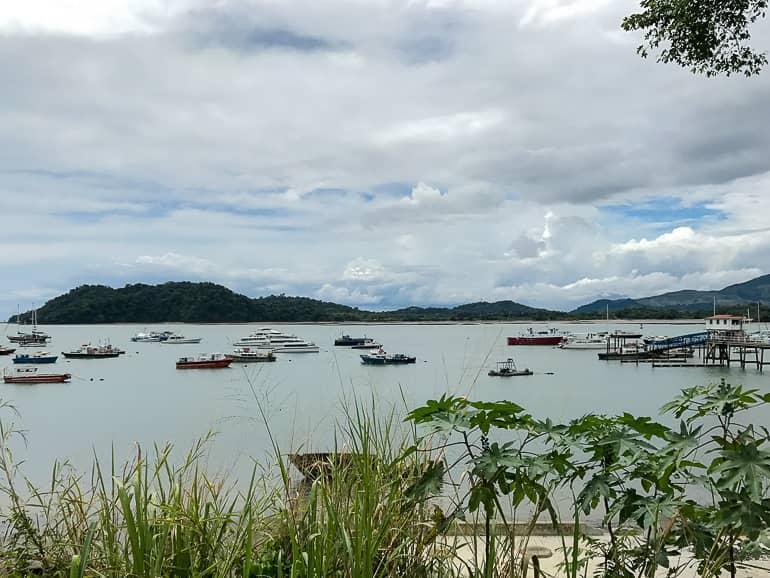 Diversos barcos y buques navegan por el canal de Panamá a lo largo de la promenade.