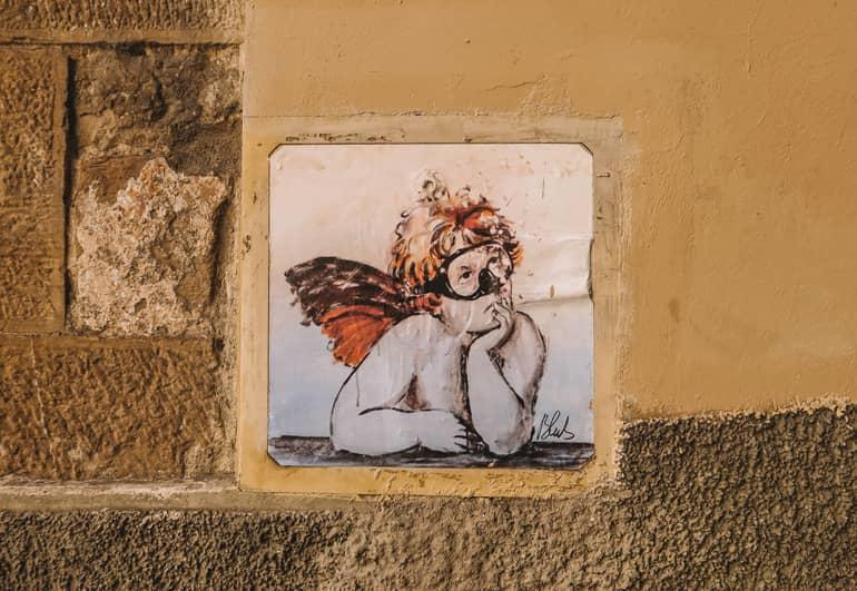 Consejos secretos de Florencia: Un azulejo en una pared con un ángel.