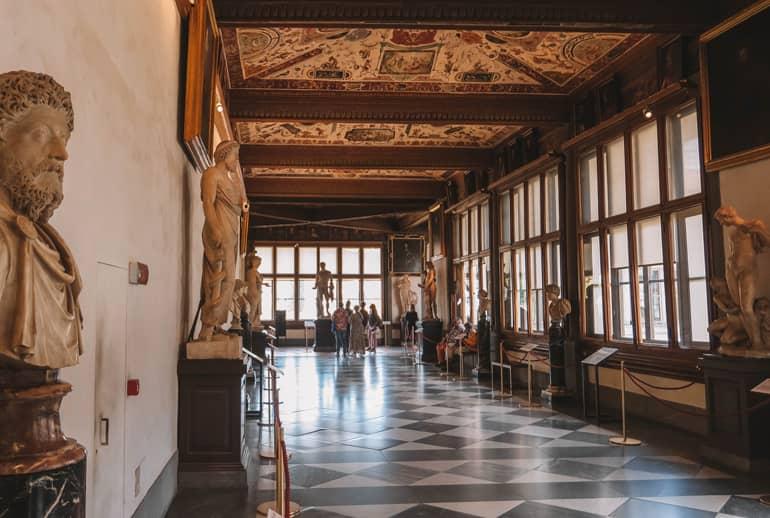 Consejos secretos de Florencia: Esculturas y techos pintados en una sala alargada.