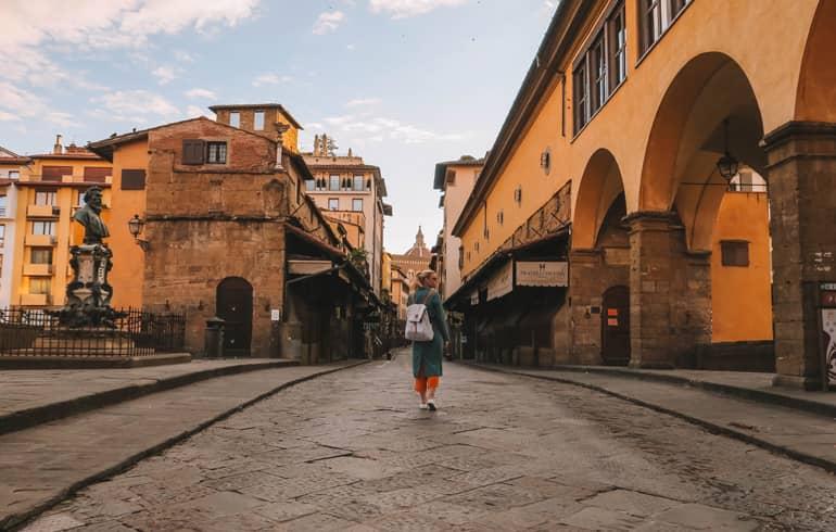 Consejos secretos de Florencia: Una mujer caminando por una calle desde atrás.