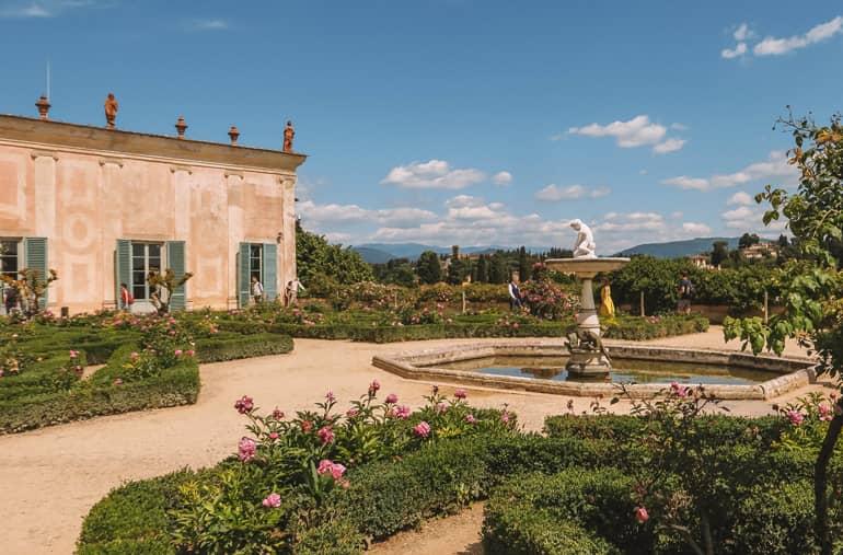 Consejos secretos de Florencia: Un jardín de rosas con una fuente en el centro.
