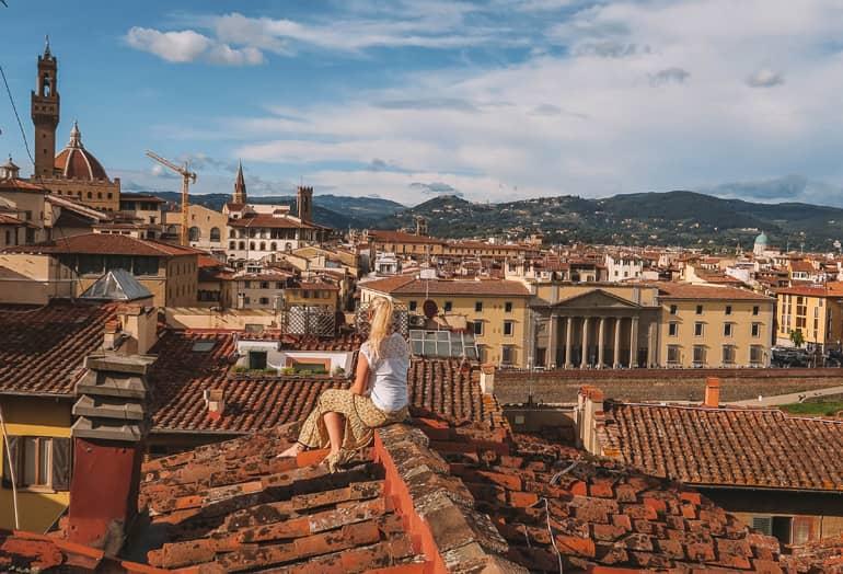 Consejos secretos de Florencia: Una mujer sentada en una azotea.
