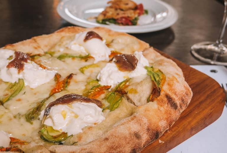 Consejos secretos de Florencia: Una pizza horneada sobre una tabla.