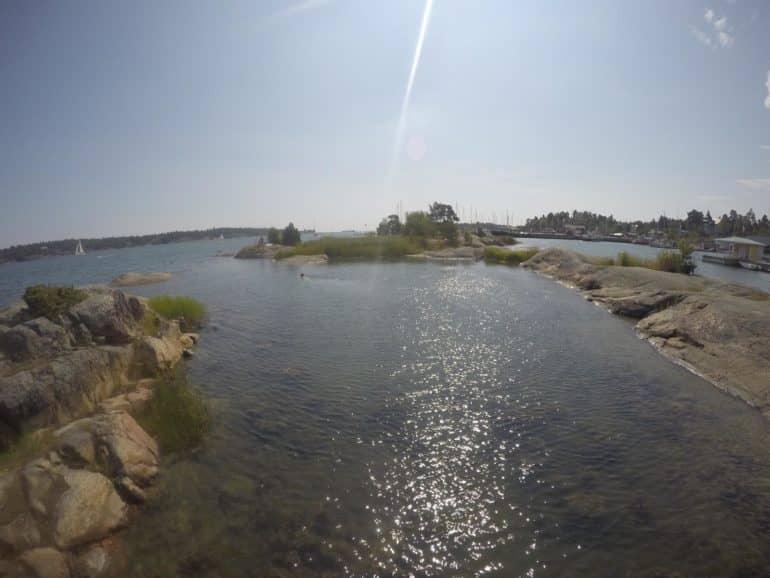 En una pequeña lengua de tierra rodeada de piedras de Arkösund, el sol de la mañana brilla sobre el agua clara.