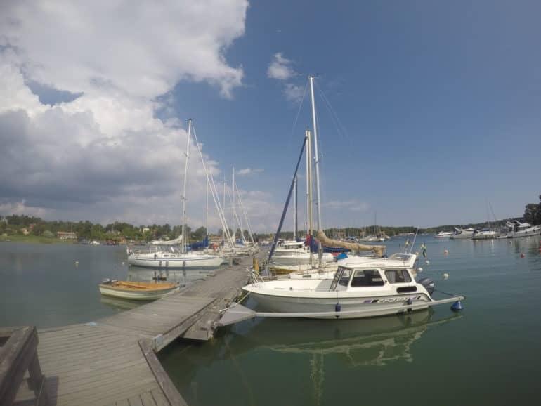 En el puerto deportivo de Arkösund, a lo largo del angosto embarcadero, hay anclados veleros.