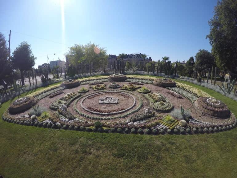 En el parque de cactus de Norrköping, se han plantado diversas especies de cactus creando un paisaje.