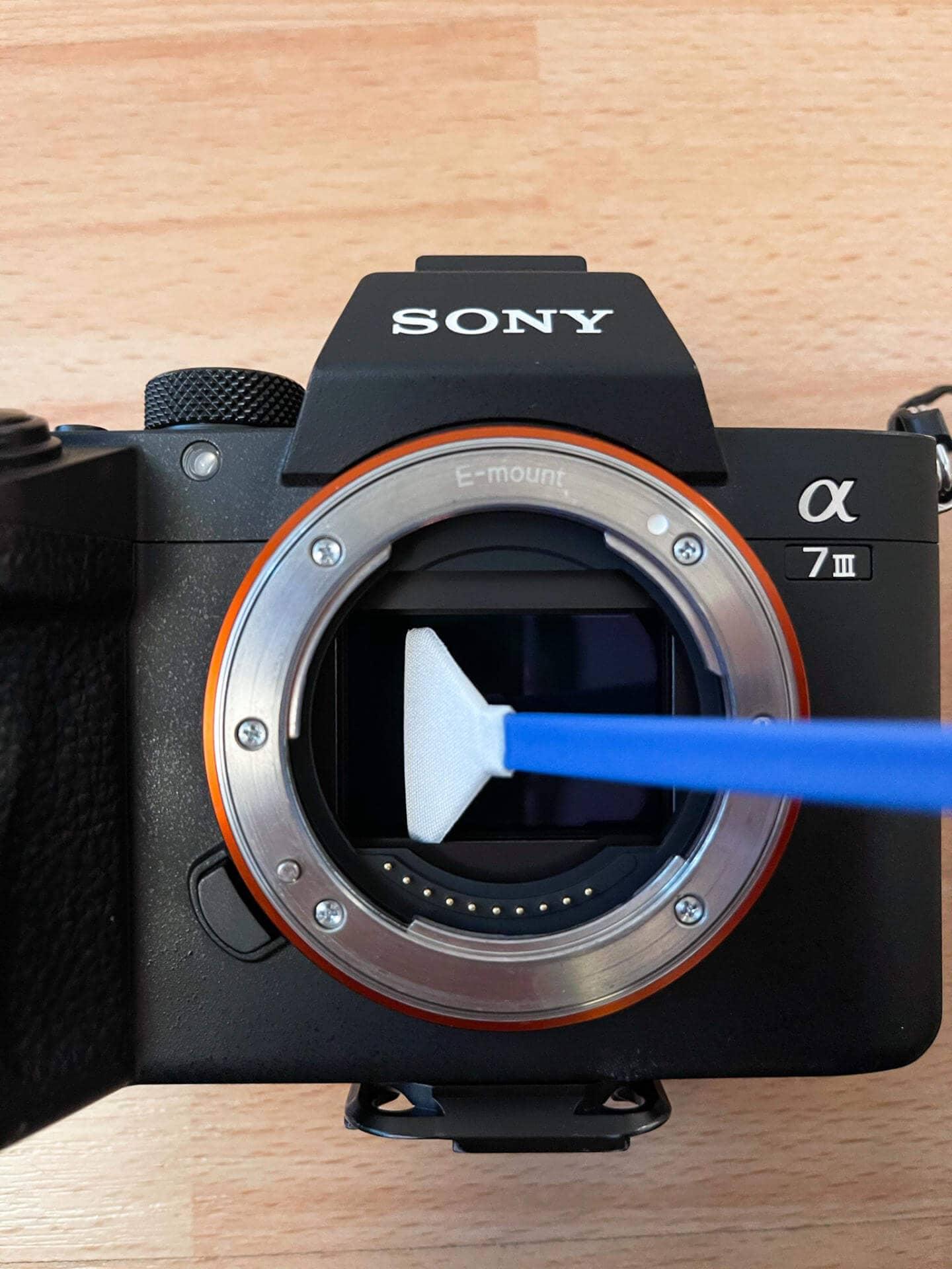 A sensor cleaning kit in use on a mirrorless camera - with the tips and tricks from Biggi and Flo, your camera will be clean in no time.