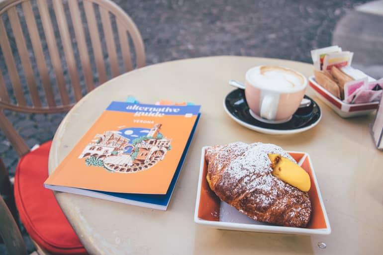 Croissant y capuchino para el desayuno en el Café Wallner, Verona