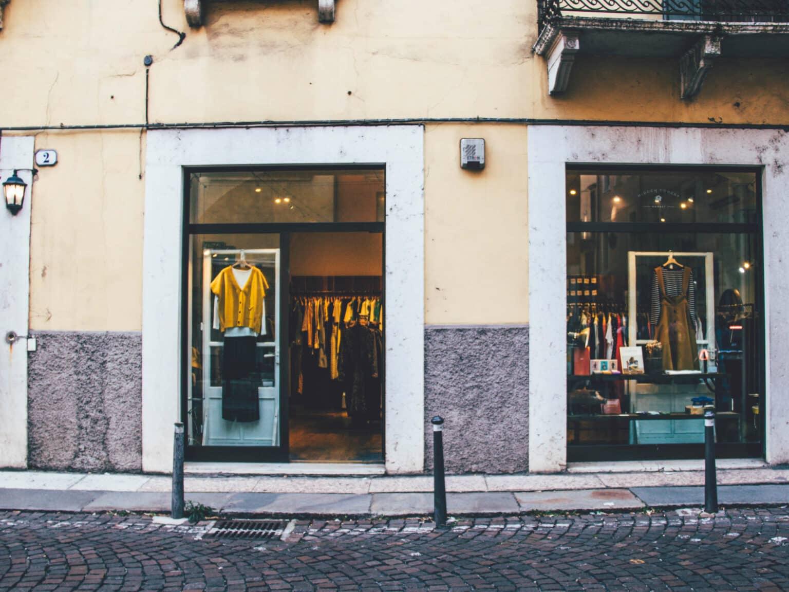 Compras en Verona: tienda de ropa en una calle lateral