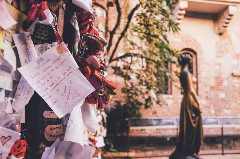 Cartas de amor frente a la estatua y la casa de Julia Capuleto en Verona
