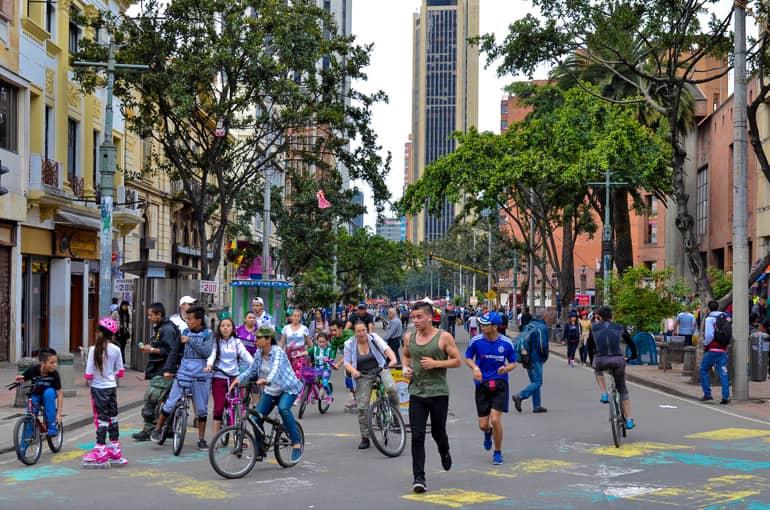 Many residents of Bogotá use the Ciclovía to move along the street by bicycle, inline skating, or jogging.