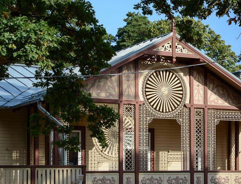 Una villa de cuento de hadas diseñada a partir de una mezcla de art nouveau y arquitectura de madera en los bosques de dunas de Jūrmala, Letonia.