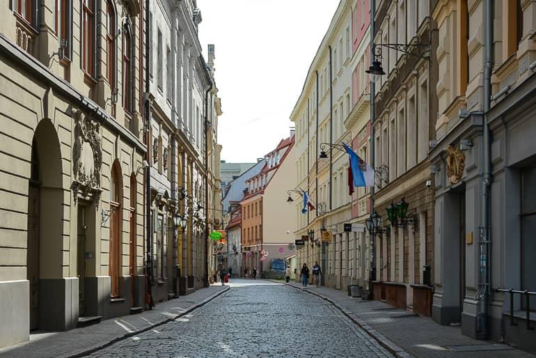 Una calle empedrada en el casco antiguo de Riga con vistas a las casas de comerciantes.