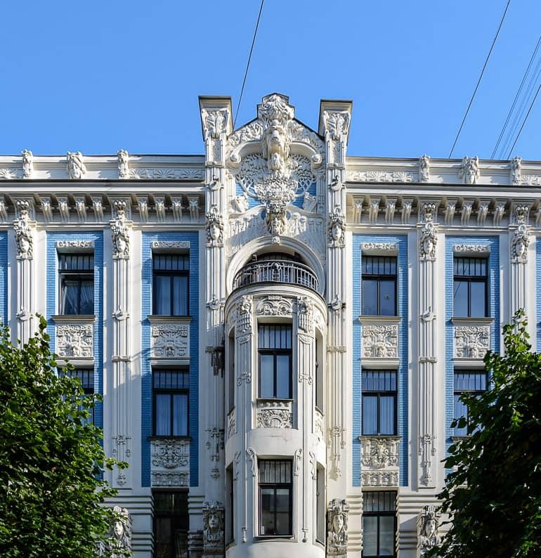 La fachada del museo del art nouveau en Riga, Letonia, decorada en azul y blanco, fue diseñada en el clásico estilo Art Nouveau.
