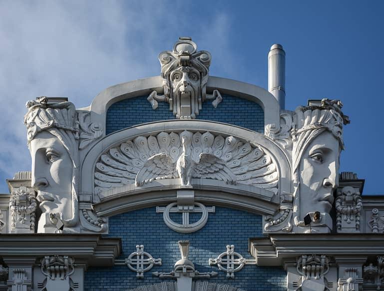 La fachada de un edificio en Riga, Letonia, en estilo ecléctico art nouveau - saturada de decoraciones, líneas, ornamentos estilizados y máscaras.