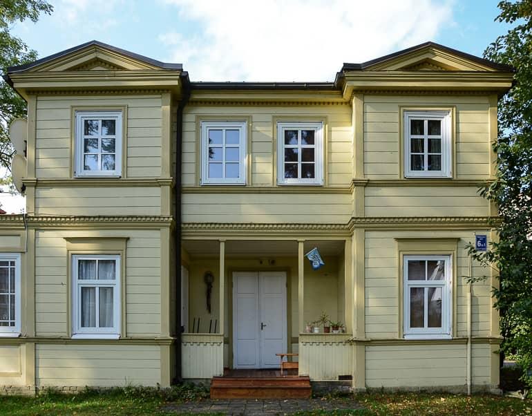 Una bonita villa de madera con dos pequeñas torres en la calle del balneario de Jūrmala en Letonia.