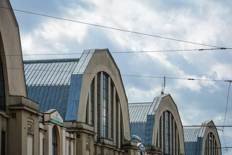 El edificio del mercado central de Riga con sus grandes cúpulas proviene de la época en que aún se utilizaba como hangar para dirigibles.