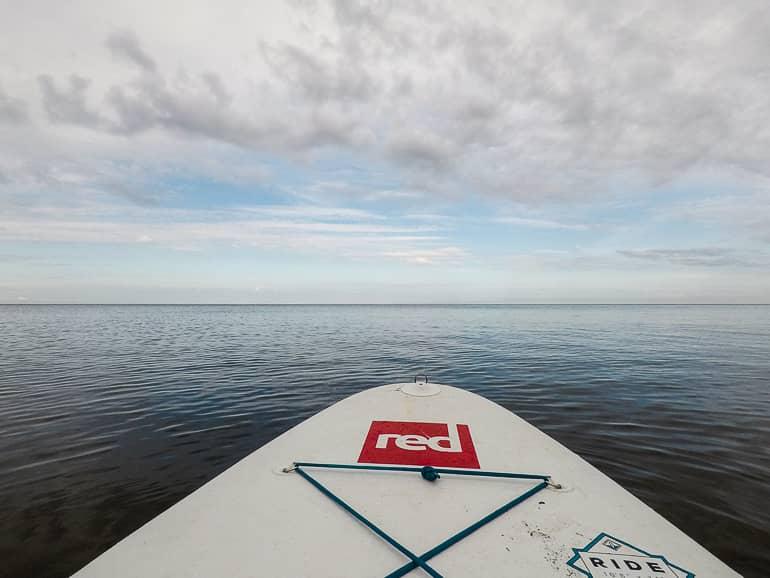 Una tabla de SUP se desliza sobre las aguas del Báltico en la costa de Jūrmala en Letonia.