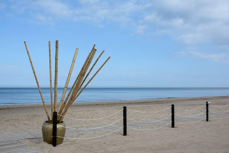 En la playa de arena blanca de Jūrmala en Letonia se puede ver el tranquilo mar Báltico.
