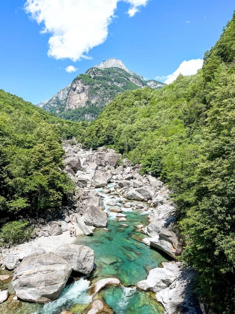 In the Valle Verzasca, you can hike well and admire the mountains beside the water.