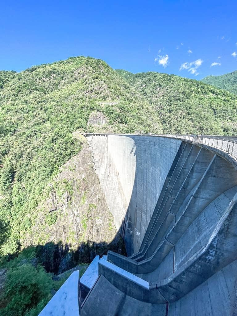 Active and adrenaline-filled: A bungee jump at the dam makes it possible.