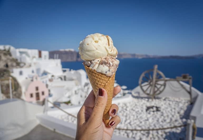 Un helado con vista, al fondo se ve el mar y la ciudad.