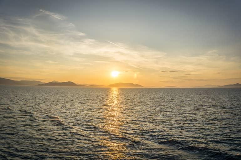 Atardecer sobre el mar.