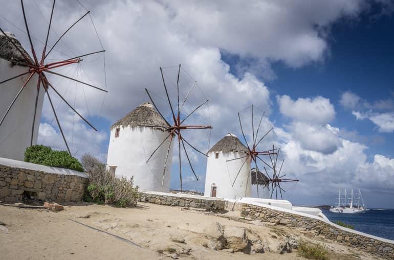 Tres molinos de viento en una colina.