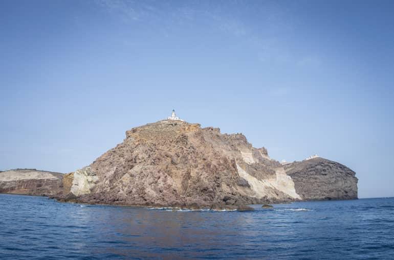 Una roca desde el agua con una iglesia en la cima.