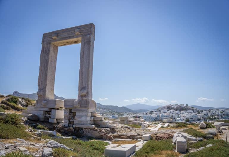 Un arco se encuentra en una montaña.