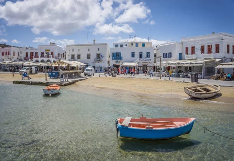 Pequeños barcos pesqueros en la playa.