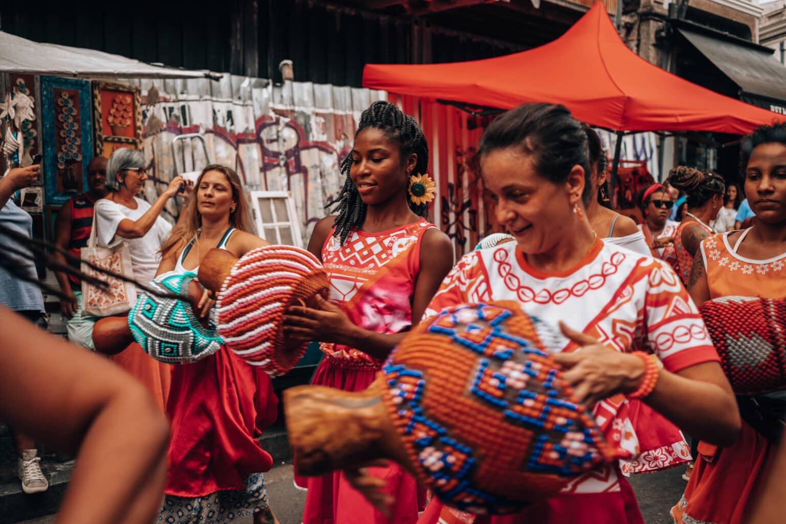 Tres mujeres sosteniendo tambores.